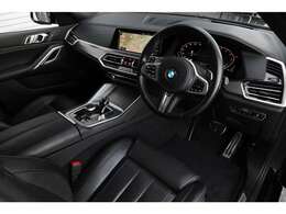 足回りには可変ダンパー付き「アダプティブ M サスペンション」を採用、スポーツ走行からクルージング走行まで車体の大きさを感じさせない走行性能を発揮します。