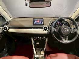 【運転席インテリアデザイン】左右対称のインテリアデザインでドライバーを包み込み運転に集中できるように設計されています。