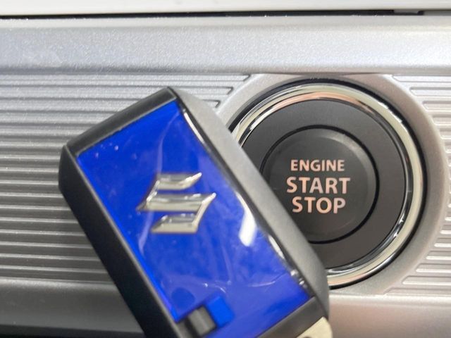 【キーレススタートシステム】カバンやポケットに入れたままでもドアの施錠・解錠が可能なスマートキーを装備。エンジンのオン・オフ時もカギを取り出す必要が無いからとっても便利です♪