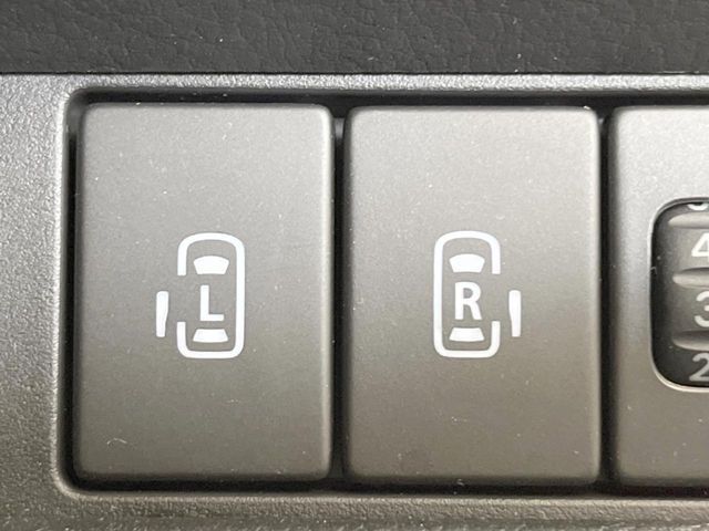 【両側パワースライドドア】スマートキーや運転席のスイッチで後席両側スライドドアの開閉が可能♪電動だから力を入れてドアを開ける必要が無く、小さなお子様でも簡単に開け閉めでき快適です♪