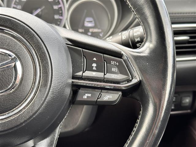 【マツダ・レーダー・クルーズ・コントロール（MRCC）】先行車との速度差や車間距離を認識し、設定した車速内で車間距離を自動で調整・維持することで、高速道路などでドライバーの負担を軽減します。