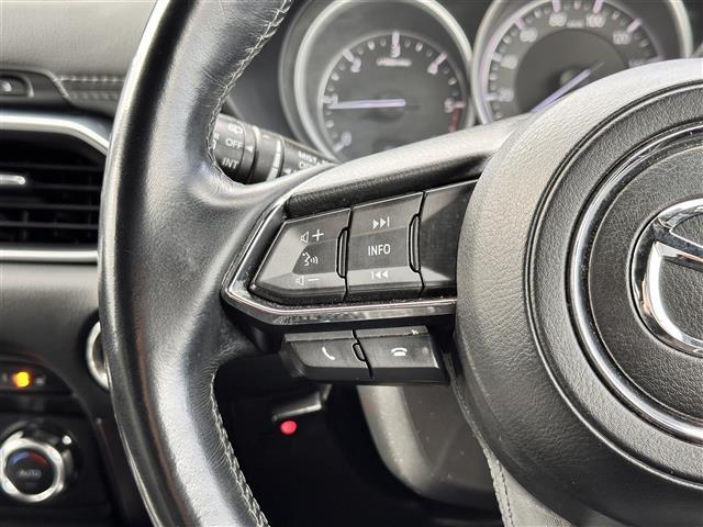 【ステアリングスイッチ】手元のボタンから、オーディオやナビなどの操作ができるので、よそ見をせずに安全に運転に集中できます！