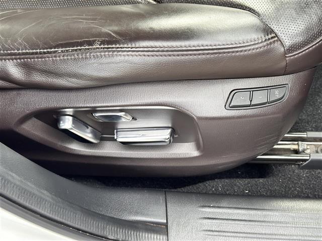 【ポジションメモリー（パワーシート）】それぞれのスイッチを押すと、あらかじめ設定したドライビングポジションに自動で調整してくれます。シートポジションがしっかり決まると、毎日の運転が楽になりますね！