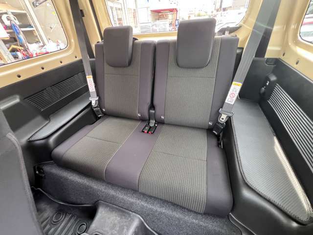 リアシートを畳んで格納すれば広い荷物スペースに早変わり♪