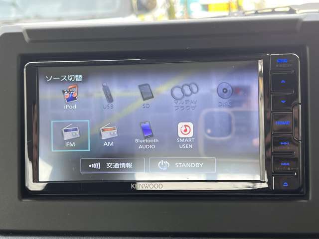 バックカメラ、ブルートゥース接続、CD、DVD、USB再生できます。