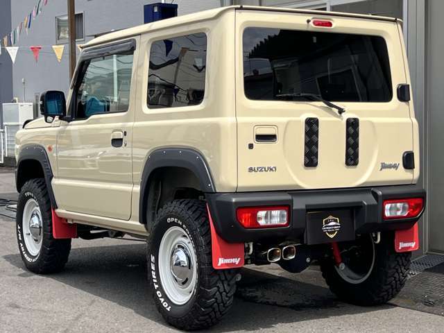 外装のカスタム点は、2インチUPキット＆前後調整式ラテアルロッド、ロングブレーキホース、14段減衰調整ショック、DEEN16インチアルミ、オプカンMTタイヤ、ガナドールマフラー、バグガードなど多数！