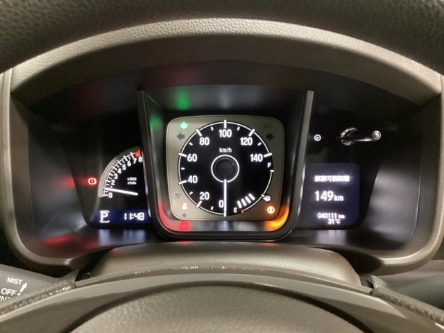 スピードメーターとタコメーターを大きく配した見やすいメーター部になっています。右側のインフォメーション画面でオドメーターや燃費などの情報を確認できます。