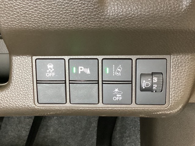 ハンドルの右側にはヘットライトリベライザーとHondaセンシング用のメインスイッチがついています。ヘッドライトリベライザーは道路状況や積荷の加重に応じてライトの高さを調節できます。