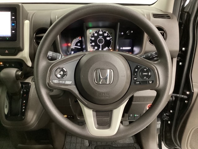 ハンドルにHondaセンシング系のクルーズコントロールやレーンキープアシストなどのスイッチと、オーディオの操作スイッチが装備されています。ハンドルから手を離さず安全に操作できます。