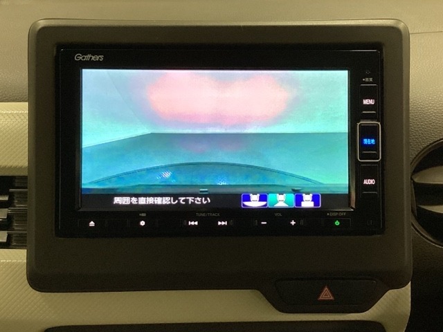 ギヤをR（バック）に入れるとナビの画面に後ろの映像が映るリアカメラ付です。後退時、コンディションが悪い視界でもカラーバックモニターがドライバーをサポートします。
