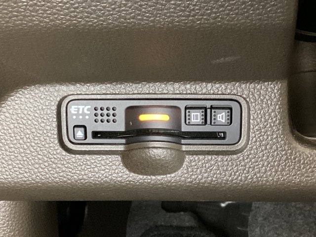 ハンドルの左下にETCがついています。高速道路の料金所の通過も楽々です。　カードの取り出しもしやすい場所についています。