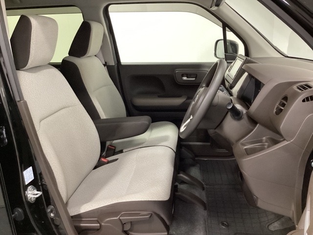 女性でも運転がしやすいように、シートの高さ調整機能（シートリフター）がついています。運転席と助手席の間が空いている為、助手席側への移動がスムーズです。交通量の多い道でも助手席側から乗り降りができます。