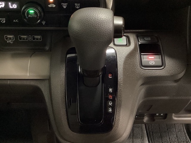 CVT車のセレクトレバーです。低速から高速まで、変速ショックのないスムーズな走りと、エンジン効率のよい領域を維持して燃費にも貢献します。サイドブレーキはスイッチ操作の電子制御パーキングブレーキです。