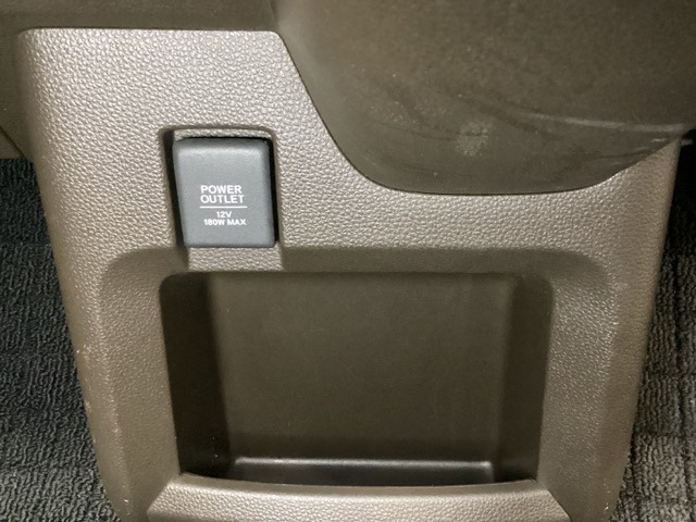 アクセサリーソケットはUSBのアダプターなどをつければ、スマホの充電にも使えます。