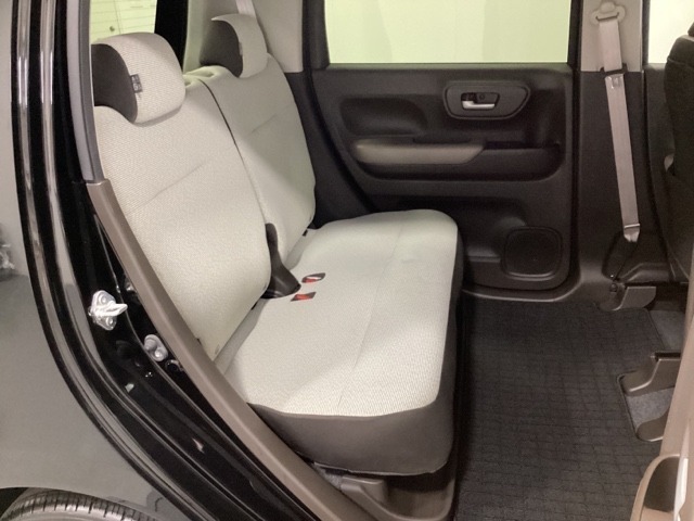 リアシートは前後にスライドが可能で、背もたれの角度調節もついています。お好みの位置でゆったりお乗りいただけます。座面の下には靴や傘などが置けるように大型のトレーがあります。