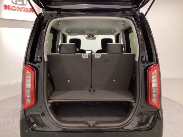 トランクの床は底が深くボードで仕切りを入れた2段式になっています。リアシートが前にスライドしてもボードが伸びるので上部の収納スペースが広がります。