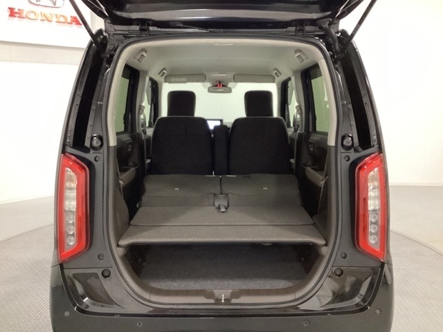 リアシートの背もたれを倒してさらに広々としたトランクスペースになります。段差も少なく荷物の出し入れもしやすくなっています。