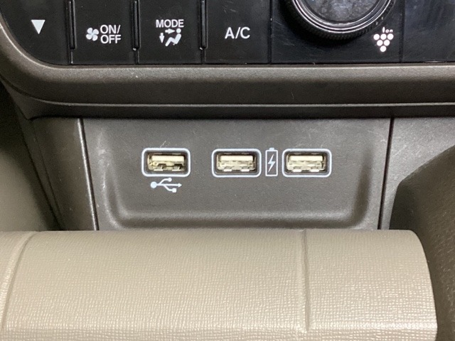 エアコン操作パネルの下に、スマートフォンなどの充電可能なUSB端子が2個、音源などの外部入力の可能なUSB端子が1個ついています。移動中に充電もできるので便利です。