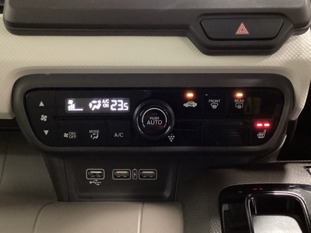 セレクトレバーの左上にプラズマクラスター付き・オートエアコンがついてますので簡単操作で快適に過ごせます。シートヒータースイッチ内蔵で運転席のみHiとLoの2段階で温度設定ができます。
