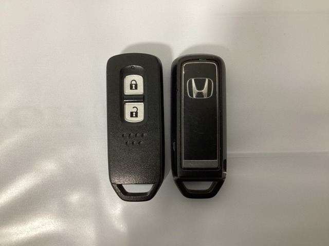 スマートキーを装備しています。鍵を差し込むことなくドアロックの開け閉めと、スタートボタン操作でのエンジンスタートができます。スペアキーも同じものを用意しております。