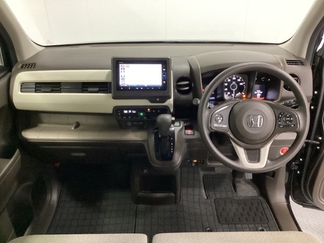 車内は光触媒抗菌消臭施工済です。インパネ周りはスタイリッシュなデザインで機能や装備も充実しています。グローブボックスやカップホルダーのほかにトレーなどたくさんの収納スペースが付いています。