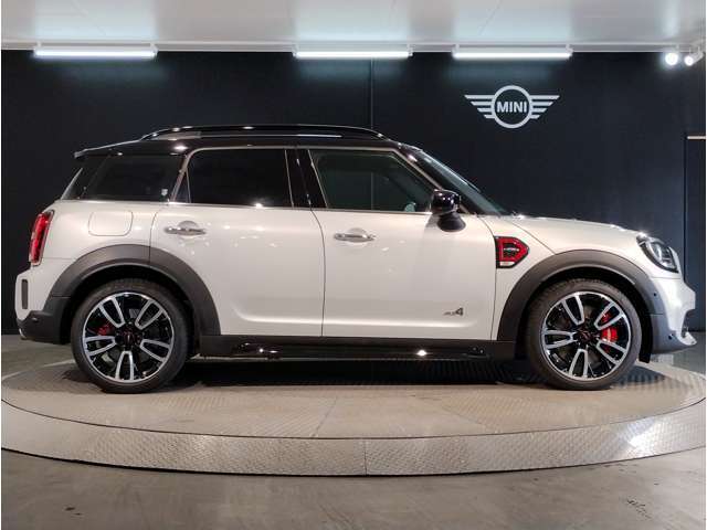 ☆MINIの車の始まりは大人四人がギリギリ乗れるコンパクトな車です！！今となっては3ナンバーですが、もともとは5ナンバーの車でした！！