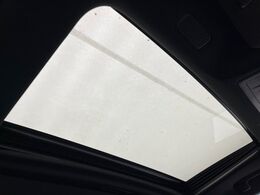 【ムーンルーフ】開放感たっぷりの希少装備、ムーンルーフが装着されています！車内に明かりを取り入れたり景色を楽しむ以外にも、車内の空気も簡単に換気できて快適です！