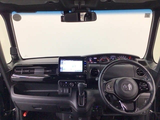 【前方視界】開放的な前方視界！運転がしやすく疲れにくいです♪窓が大きく、見通しがとっても良いおクルマですよ♪