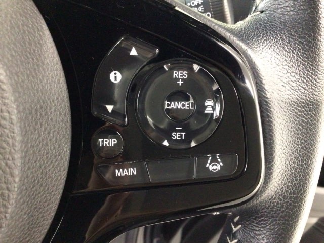 【アダプティブ・クルーズ・コントロール】予め設定した車速内でクルマが自動的に加減速。 前走車との適切な車間距離を維持しながら追従走行し、高速道路でのドライバーの疲労を軽減してくれる嬉しい機能付♪