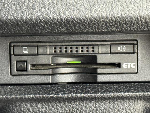 【ETC】有料道路を利用する際に料金所で停止することなく通過できる、ETC車載器（ノンストップ自動料金収受システム機器）が装備されています。セットアップを行うことで利用可能になります。
