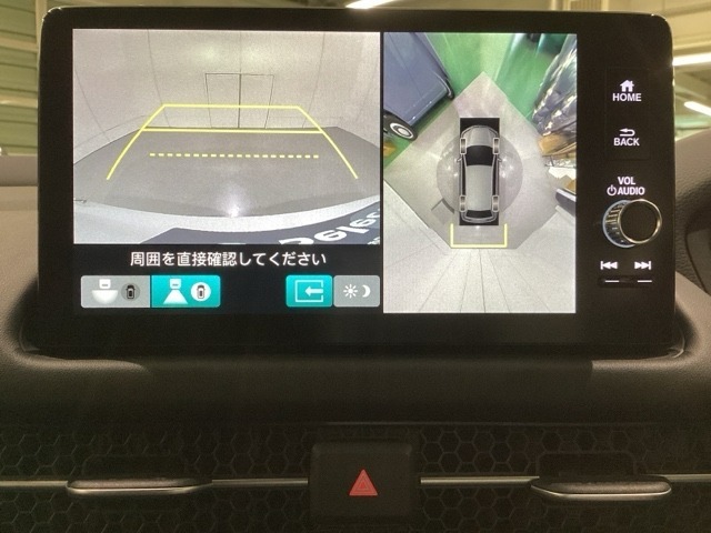 マルチビューカメラシステム搭載車です。お車の周囲を全方位でカバーします。後方・前方・両脇と、コンディションが悪い視界でもカラーモニターに映し出した映像がドライバーをサポートします。