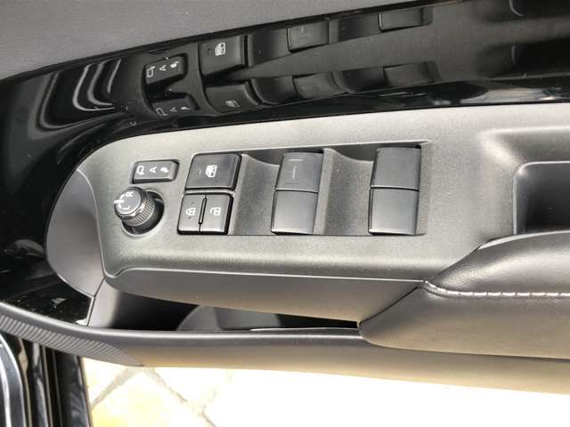 洗練されたデザインの運転席回りはドライビングの愉しさを予感させてくれます♪