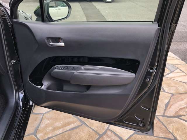 洗練されたデザインの運転席回りはドライビングの愉しさを予感させてくれます♪