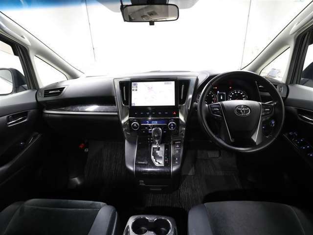 上質で落ち着いた印象のインパネ。視界も広々で運転しやすいです。