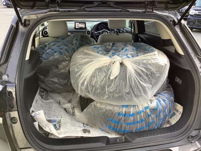 後部座席を倒して広く使えます！