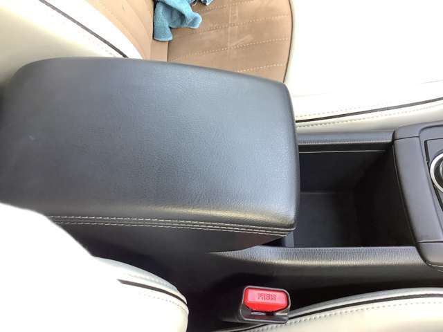 小物入れつきアームレスト！