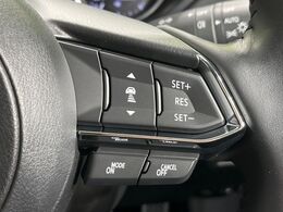 【マツダ・レーダークルーズコントロール】高速道路での長距離走行が楽に！自動で速度を保つクルーズコントロールが、衝突軽減システムと連携し、前方の車両を感知して車間を保つように速度調節してくれます！！