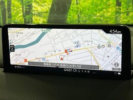 【10.25インチマツダコネクト】車内の雰囲気にマッチした大型ディスプレイ。スマホ接続でのナビ使用やBluetooth再生等、様々な機能が楽しめます。直感的なダイヤル操作が可能で、使い勝手も良好です。