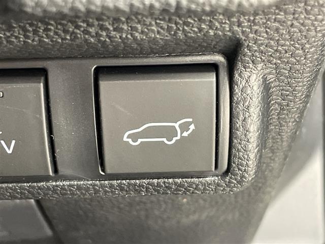 【パワーバックドア】荷物を抱えた状態でもリアゲートの開閉が可能です！お買い物時やアウトドアの際に役立ちますね。