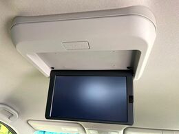 【フリップダウンモニター】大画面モニターで後席でもエンタメをお楽しみいただけます。小さなお子様にも大人気の装備です♪
