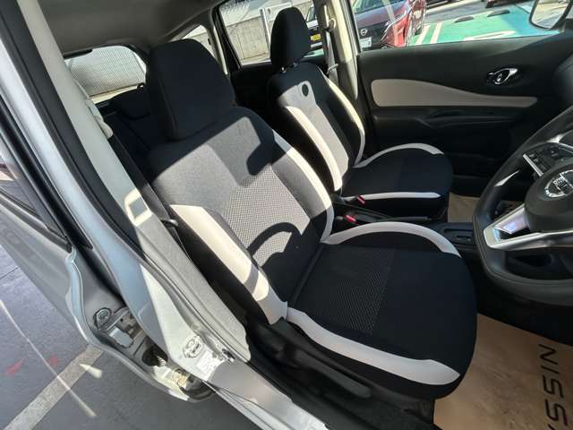 運転席です。シートの汚れもなく非常にきれいな状態です、