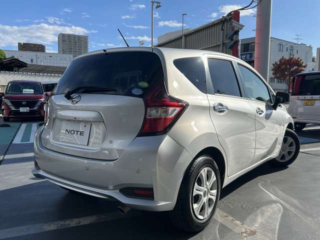 所々細かな線傷等がございます。店舗にて展示いたしておりますので是非現車確認にご来店くださいませ。