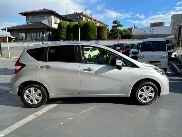 横から見てもスタイリッシュなデザイン、乗り降りもしやすいです。是非、ご試乗ください☆