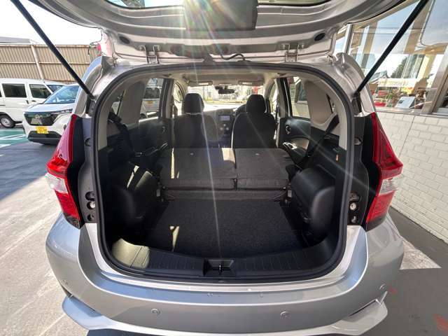 写真のように後部座席を倒せば、より、広々♪