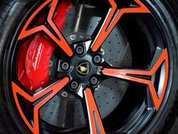 株式会社W本社では、在庫車両すべて屋内ショールーム展示しております。全ショールームエアコン完備で、雨天時でもゆっくりとご覧いただけます。