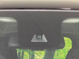 【三菱e-Assist】走行中に前方の車両等を認識し、衝突しそうな時は警報とブレーキで衝突回避と被害軽減をアシスト。より安全にドライブをお楽しみいただけます。