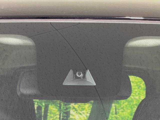 【三菱e-Assist】走行中に前方の車両等を認識し、衝突しそうな時は警報とブレーキで衝突回避と被害軽減をアシスト。より安全にドライブをお楽しみいただけます。
