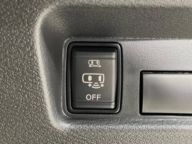【ハンズフリー機能付きパワースライドドア】スライドドアの下に足先を入れてすぐ引くと、自動的にスライドドアが開閉します！荷物で両手がふさがった状態でも、ドアの開閉ができてとっても便利！
