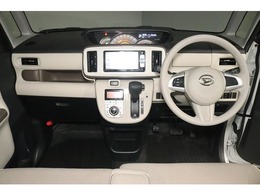 視認性の良いインパネ周り。スイッチなどの操作もしやすい配置になっております。