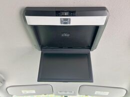 【フリップダウンモニター】家族や友人とお出かけする機会が多い方に大人気のフリップダウンモニター！大画面モニターで車内はエンタメ空間！退屈しがちな長距離ドライブも楽しい時間に変わります！